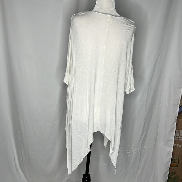 Elan oversized white asymetrical ½ sleeve top - Picture 2 of 9